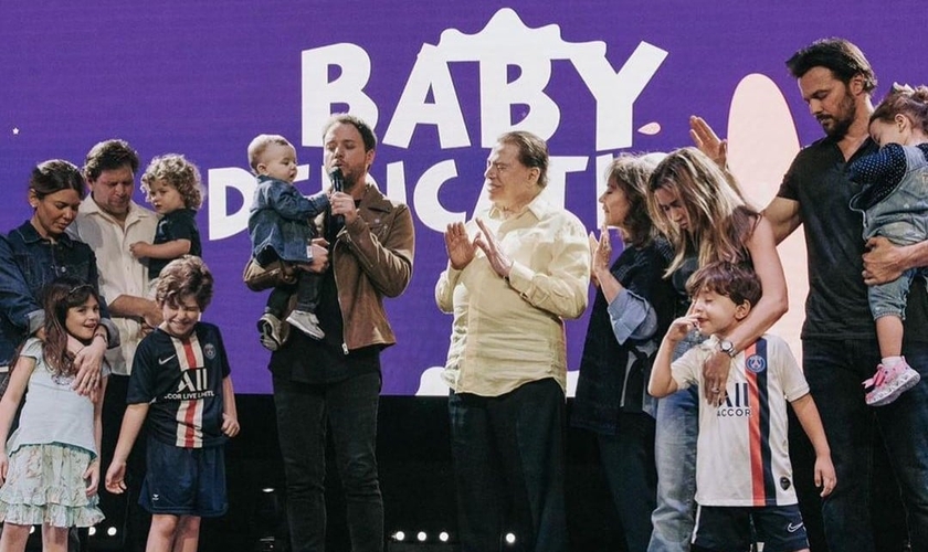 Família Abravanel participa da consagração de filho caçula de Patrícia, na Igreja Batista da Lagoinha de Orlando. (Foto: Reprodução/Instagram)
