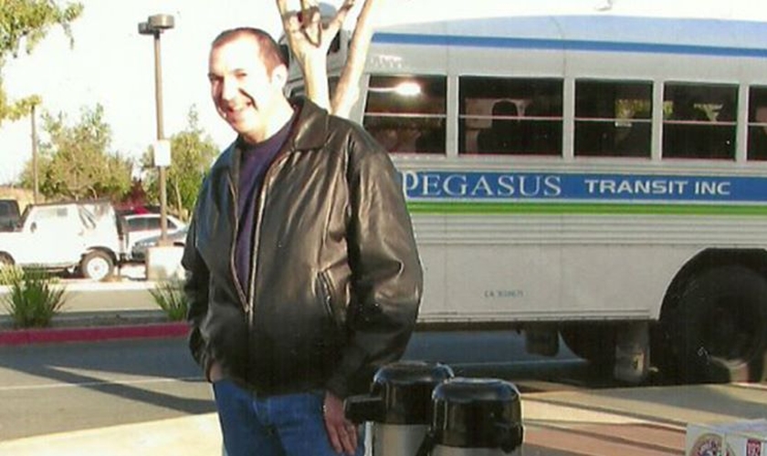 As pessoas que passam no ponto de ônibus se tornaram a segunda congregação do pastor David. (Foto: AG News)