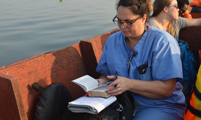 Missionária médica se locomove até ilha para atender pacientes, em Angola. (Foto: Reprodução / Calvary Chapel Entebbe)