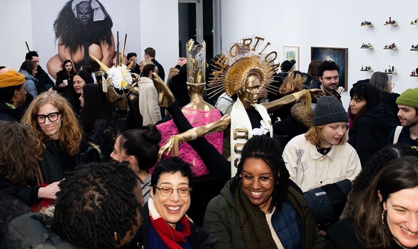 Com estátua escrito “deus” com coroa com inscrição “aborto”, grupo abortista se reúne em Nova York. (Foto: Reprodução/Instagram)