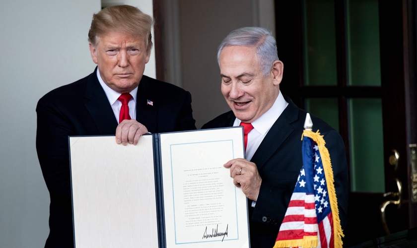 Donald Trump e Benjamin Netanyahu com a proclamação das Colinas de Golã após uma reunião na Casa Branca. (Foto: Brendan Smialowski/AFP via Getty Images)