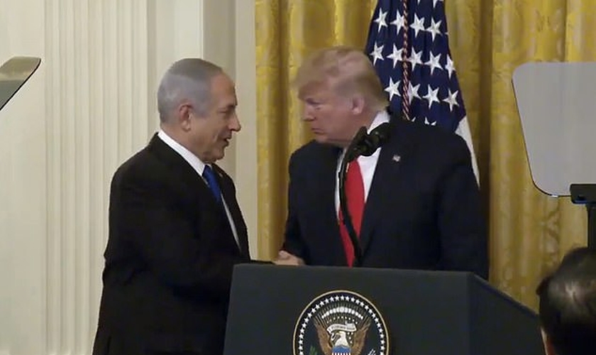 Trump durante anúncio do plano de paz, ao lado de Benjamin Netanyahu. (Foto: Reprodução/ Daily Mail)