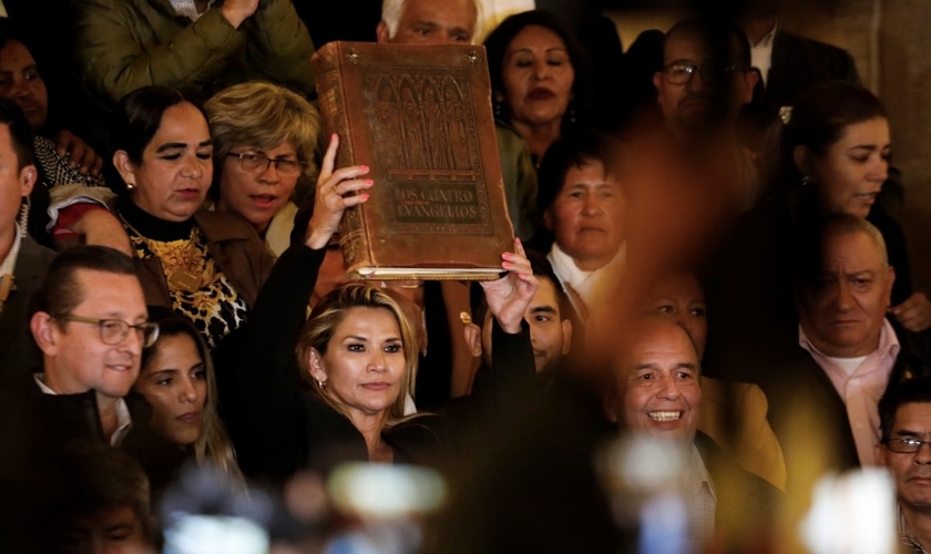 Senadora Jeanine Anez segura a Bíblia após se declarar presidente interina da Bolívia. (Foto: Reuters/Marco Bello)