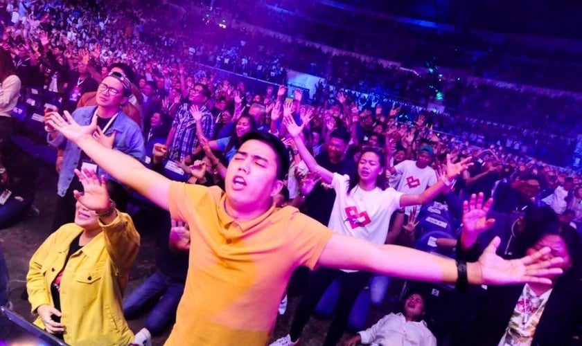 Movimento de oração entre jovens nas Filipinas. (Foto: Reprodução/Facebook)