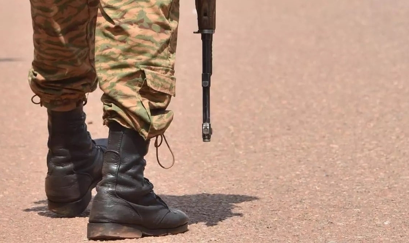 Soldados patrulham Burkina Faso após ataque terrorista em vilarejo. (Foto: Reprodução/AFP) 