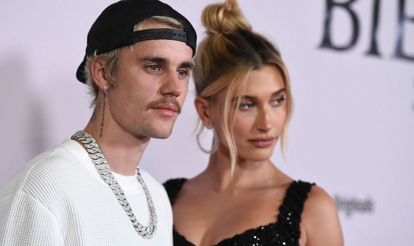 Justin Bieber ao lado da esposa, Hailey Bieber. (Foto: Jordan Strauss/Invision/AP/Shutterstock)