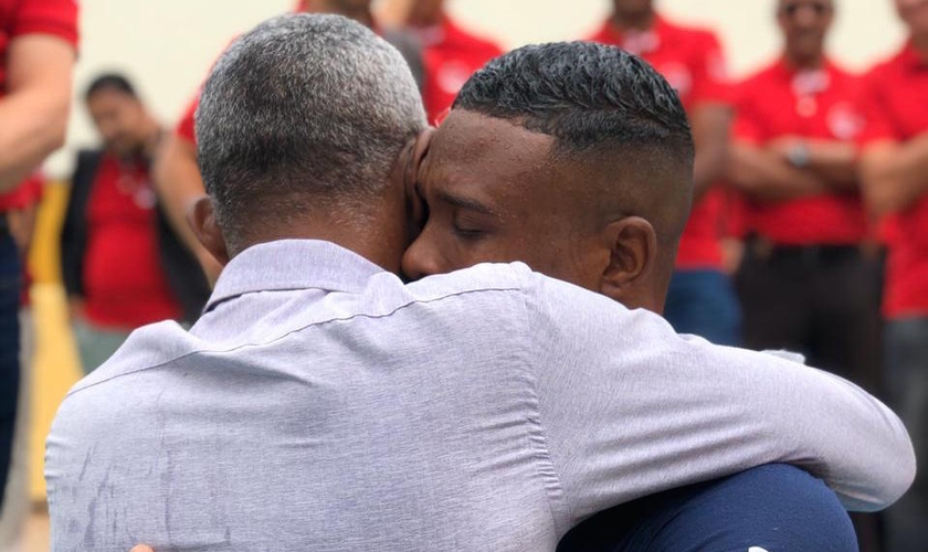 Weldes entrou na água após o filho ser batizado e o abraçou emocionado. (Foto: Luciano Salviano)