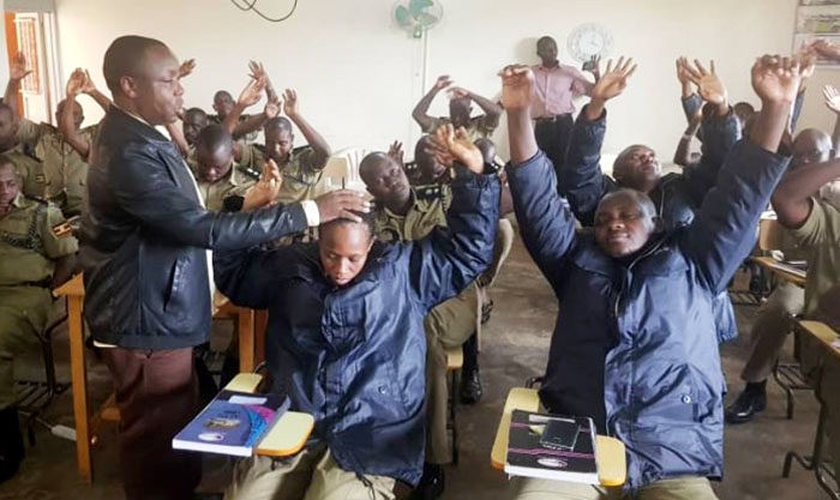 Policiais seniores encontram esperança em Cristo durante treinamento. (Foto: Reprodução/UGCN)