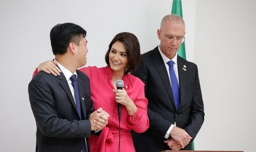 Juliano Son ao lado da primeira-dama Michelle Bolsonaro e do embaixador israelense Yossi Shelley. (Foto: Pátria Voluntária)