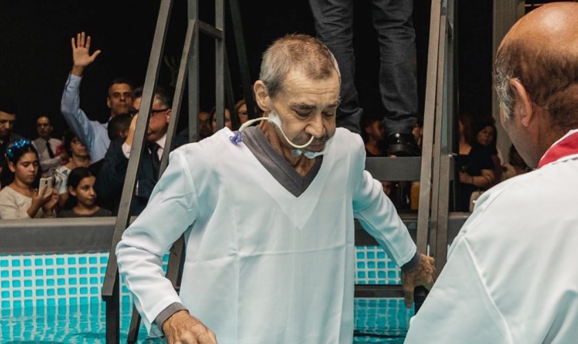 Idoso foi batizado usando sonda hospitalar. (Foto: Instagram/AndreCamara)