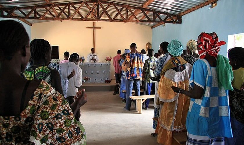 Cristãos protestantes participam de culto em Burkina Faso. (Foto: Universal Images Group / Getty)