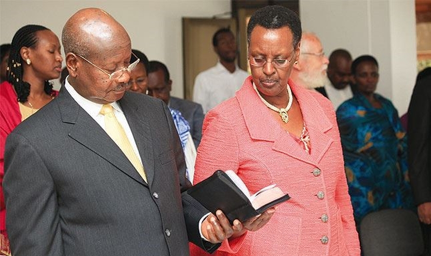 Presidente Yoweri Museveni e sua esposa Janet durante as orações. (Foto: Reprodução/Eagle)