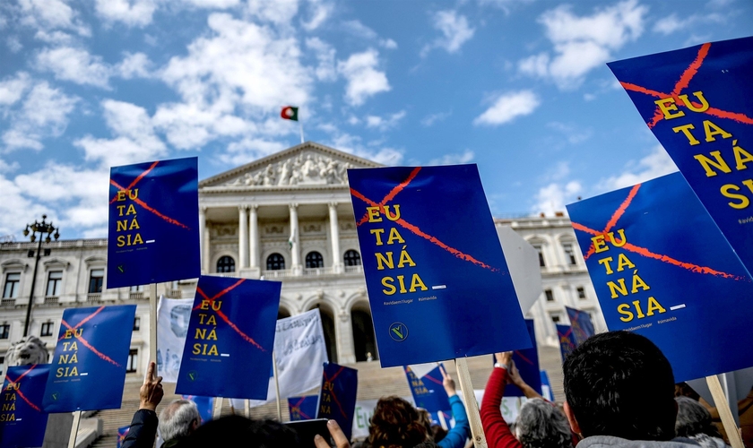 Manifestantes contra a descriminalização da eutanásia em frente ao parlamento português na quinta-feira (20). (Foto: Patricia de Melo Moreira / AFP – Getty)