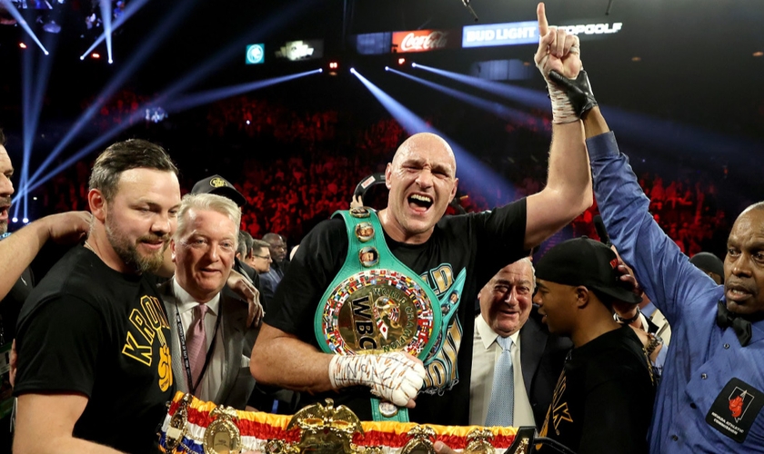 Tyson Fury agradece a Deus pela vitória. (Foto: Reprodução/Getty)