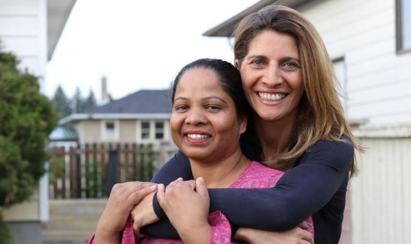 Asia Bibi (à esquerda) com a jornalista francesa Anne-Isabelle Tollet. (Foto: Reprodução/Twitter)