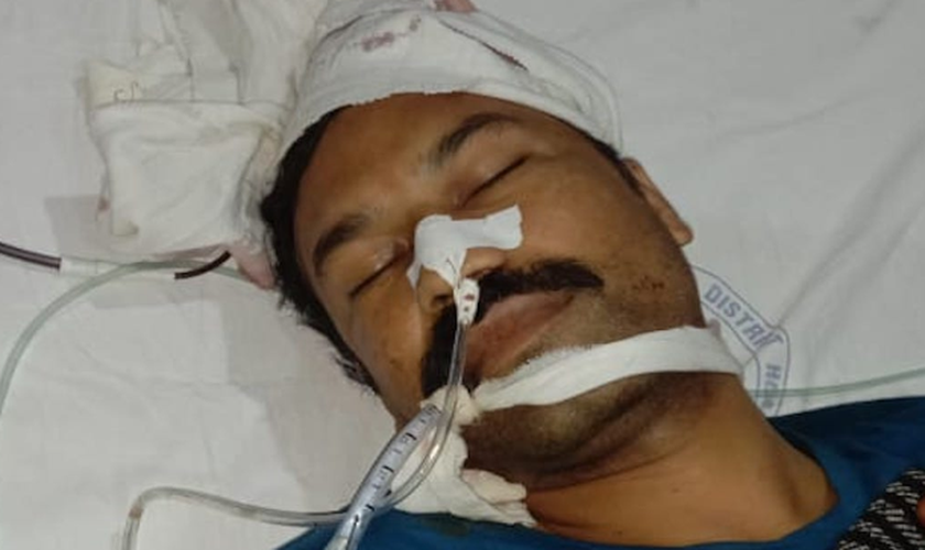 Azeem Gulzar no Hospital Civil Sahiwal, na província de Punjab, no Paquistão, depois de ser baleado em uma disputa pela construção de uma igreja. (Foto: : Reprodução/Centro de Assistência Jurídica)