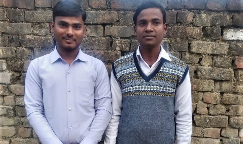 Os pastores Om Prakash (à esquerda) e Ajay Kumar enfrentam acusações infundadas em Uttar Pradesh, na Índia. (Foto: Reprodução/Morning Star News)