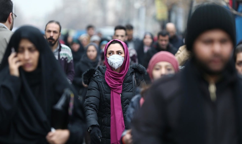 População de Teerã usa máscara como prevenção contra coronavírus. (Foto: Nazanin Tabatabaee/Reuters)