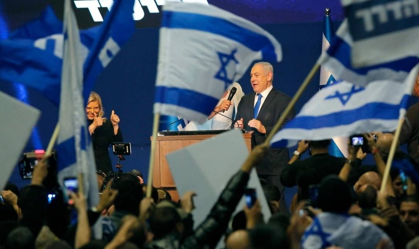 Benjamin Netanyahu, ao lado de sua mulher, Sara, durante discurso da vitória para seus aliados. (Foto: Gil Cohen-Magen / AFP)  