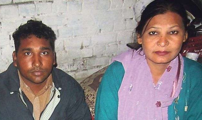 O casal Shafqat Emmanuel e Shagufta Kausar aguarda decisão sobre recurso para livrá-los da pena de morte. (Foto: Reprodução/ Joseph Anwar)