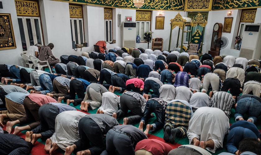 Muçulmanos durante reza em uma mesquita. (Foto: Reprodução/ Hugh Johnson)