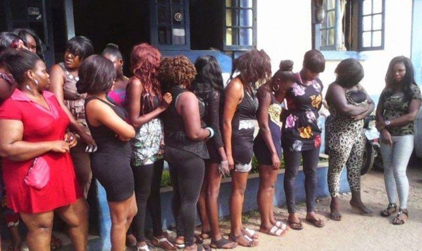 Mulheres em fila para participar do jantar evangelístico, em Bulawayo. (Foto: Reprodução/African Enterprise)
