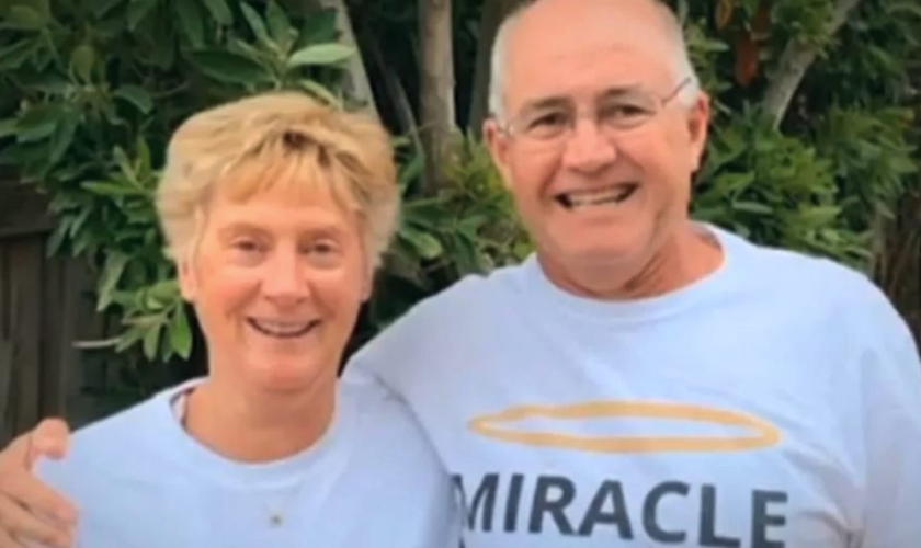 Alistair Blake – ao lado de sua esposa Melinda – surpreendeu os médicos ao voltar à vida depois que seu coração parou por 90 minutos. (Foto: Reprodução/7NEWS /Facebook)
