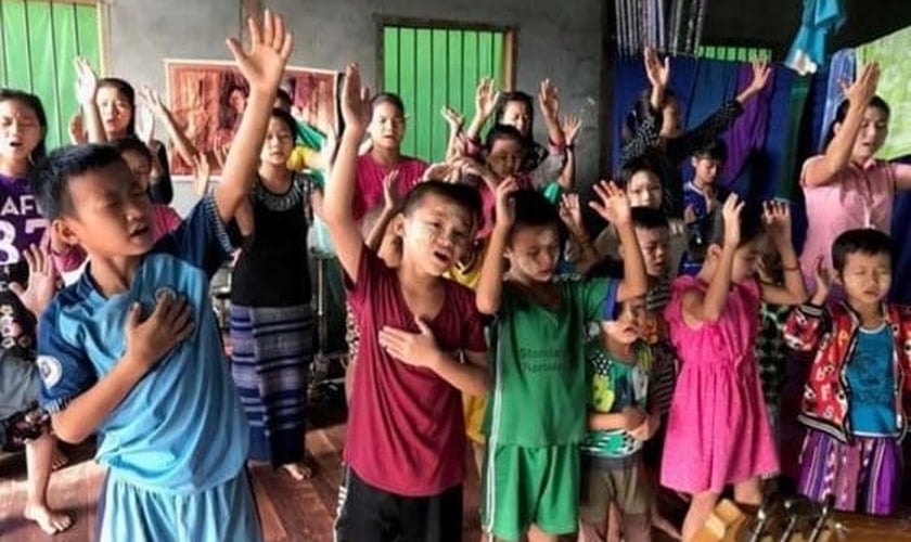 Crianças louvam a Deus em escola de Mianmar. (Foto: Reprodução/Christian Aid)