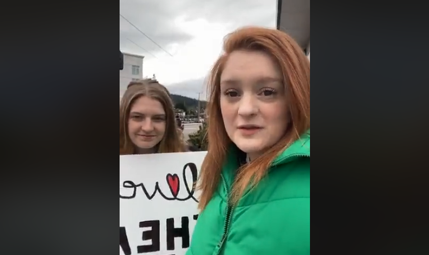 Estudantes se manifestaram em oração do lado de fora de clínica de aborto. (Foto: Students for Life of America)