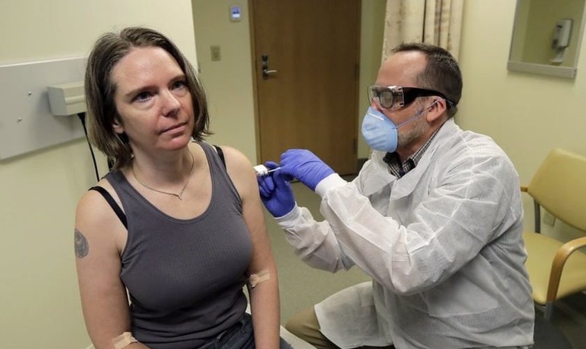 Jennifer foi a primeira voluntária a receber aplicação de teste da vacina contra o coronavírus, nos EUA. (Foto: AP Photo / Ted S. Warren)