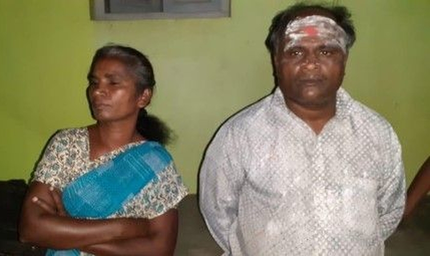 Babu Phinegas e sua esposa Esther, após sofrerem agressões dos nacionalistas hindus. (Foto: Reprodução/CSW)