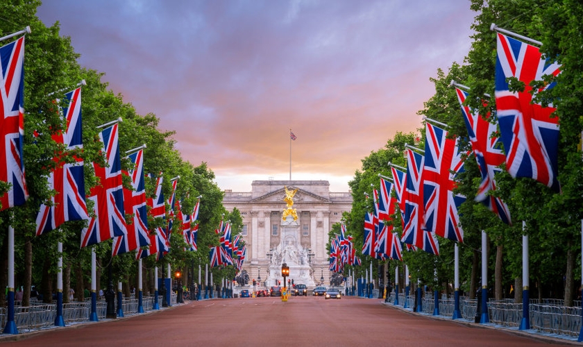 As bandeiras alinhadas em frente do Palácio de Buckingham, Londres. (Foto: Reprodução/Getty)
