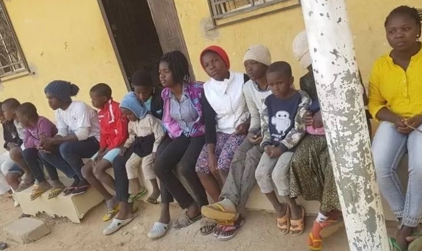 Grupo de crianças internadas em orfanato nigeriano. (Foto: Reprodução/Premier)