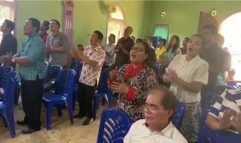 Igreja reunida em vila de Sumatra. (Foto: Stefan J. Bos/BosNewsLife)