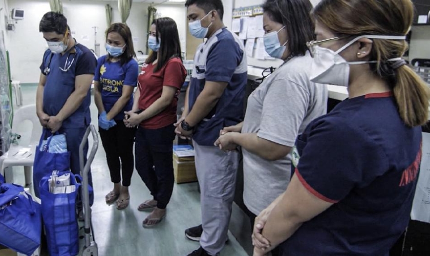 Missionários da 'Operation Blessing' visitam hospitais nas Filipinas. (Foto: Operation Blessing)