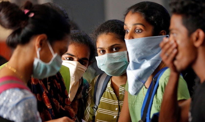 Estudantes usando máscaras aguardam para comprar bilhetes em estação de trem em Kochi, na Índia, na terça-feira (10). (Foto: Reuters/Sivaram V)