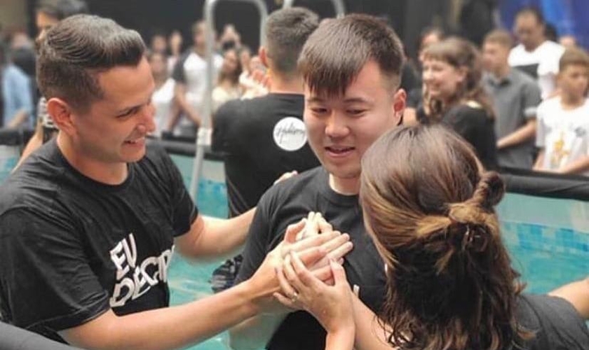 Mauricio Kazuhiro Suzuki, de 26 anos, foi batizado na Hillsong São Paulo. (Foto: Chris Mendez/Instagram)