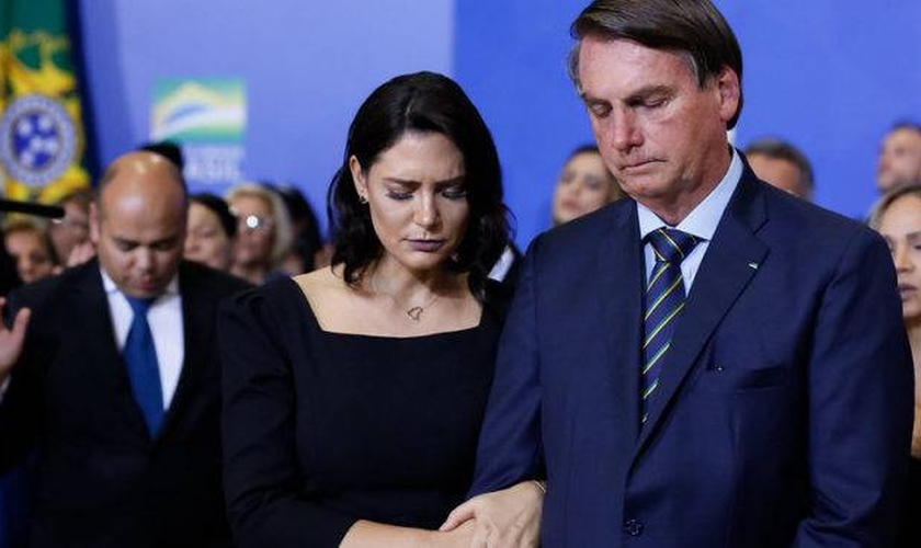Presidente Jair Bolsonaro em oração ao lado da primeira-dama, Michelle Bolsonaro. (Foto: Presidência da República)