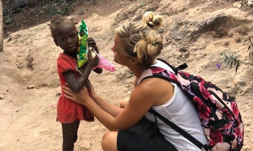 Lindsay Anderson (à direita) é missionária pela HSMS e decidiu permanecer no Haiti, mesmo em meio à pandemia do coronavírus. (Foto: Facebook / HSMS)