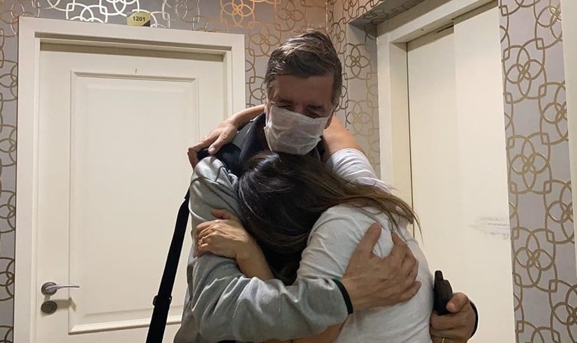 Soraya Moraes abraça seu marido Marco assim que ele chega do hospital. (Foto: Reprodução/Instagram)