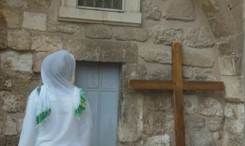 Mulher egípcia em frente à igreja cristã. (Foto: Reprodução/Ariel Cohen)