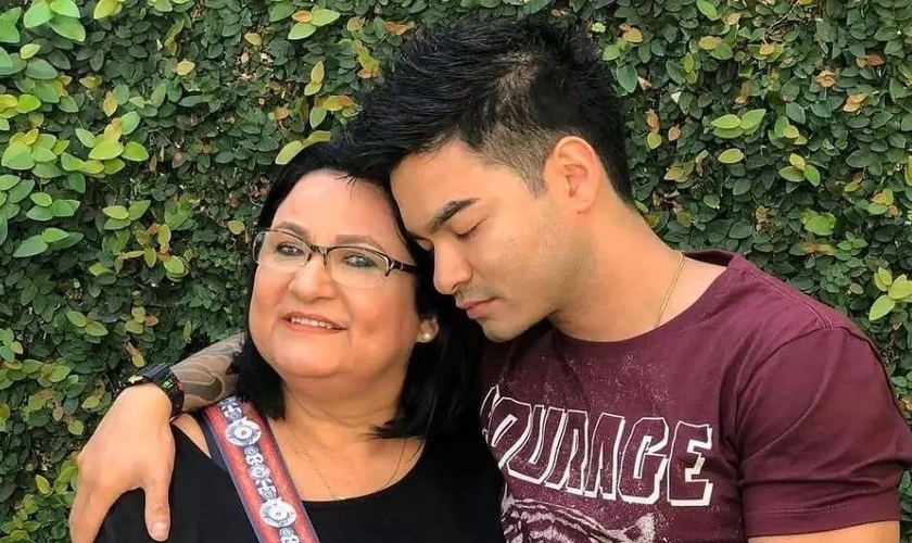 Yudi Tamashiro comemorou através de vídeo a cura da sua mãe (Foto: Reprodução)