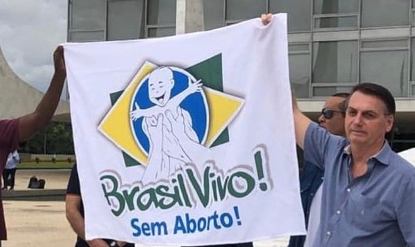 Presidente Bolsonaro levanta bandeira contra o aborto. (Foto: Reprodução/Instagram)