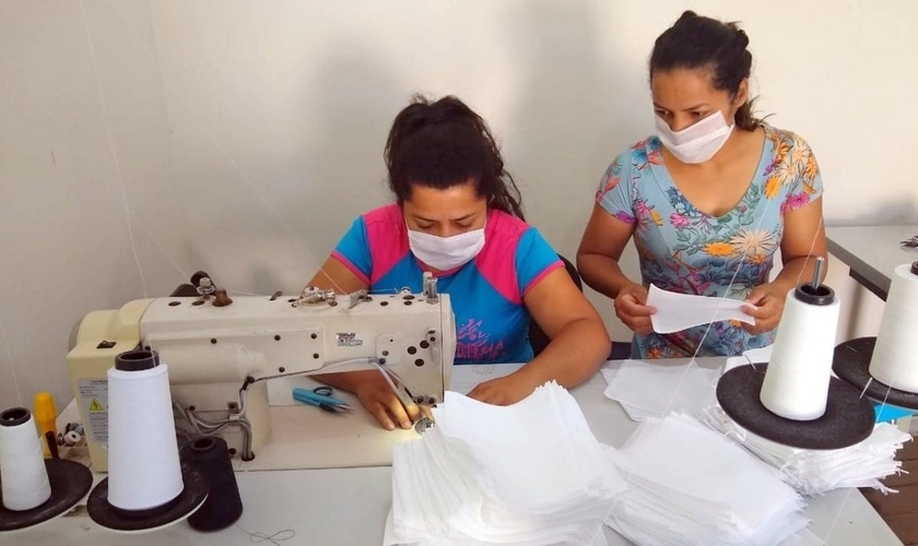 Mulheres costuram máscaras para serem doadas em Nova Veneza (SC). (Foto: Reprodução/Portal Veneza)