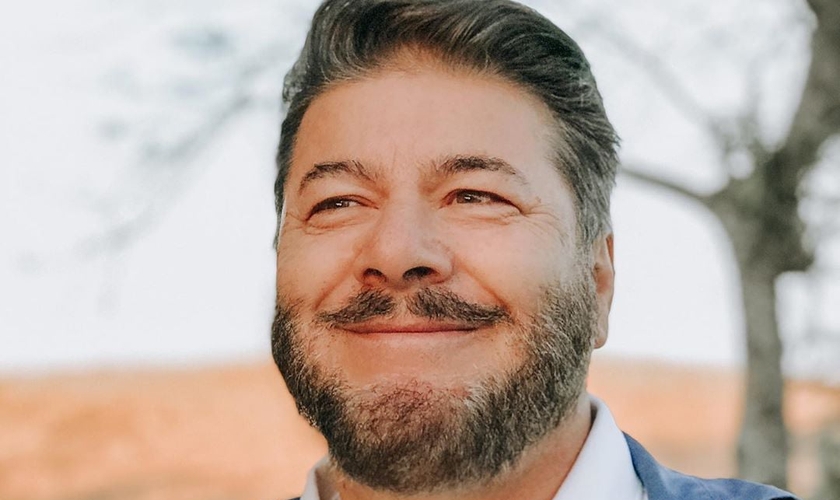 O pastor Joel Engel conta seu testemunho de provisão. (Foto: Ministério Engel)