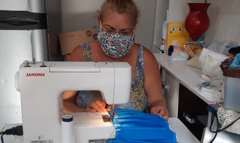 Zenilda produz voluntariamente, em média, 350 máscaras por dia. (Foto: Arquivo pessoal)