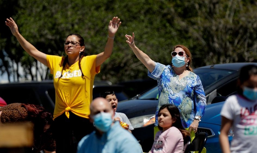 Fiéis participam de culto no estacionamento da Xtreme Harvest Church no Texas, EUA. (Foto: AP/Eric Gay)