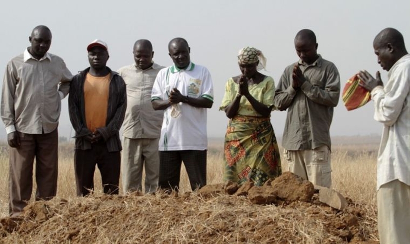 Membros de uma família cristã choram pela morte três parentes que foram mortos por terroritas Fulani armados em Jos, estado de Plateau, Nigéria. (Foto: Reuters)