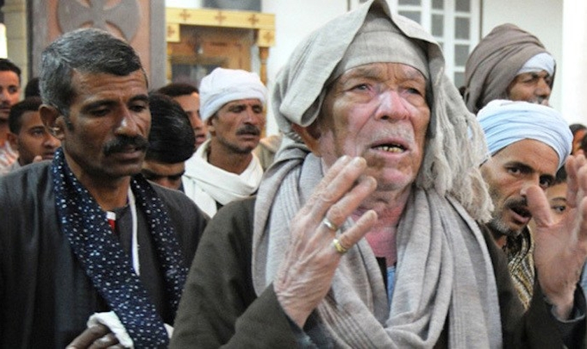 Cristãos coptas durante culto. (Foto: Reprodução/Coptic Solidarity)