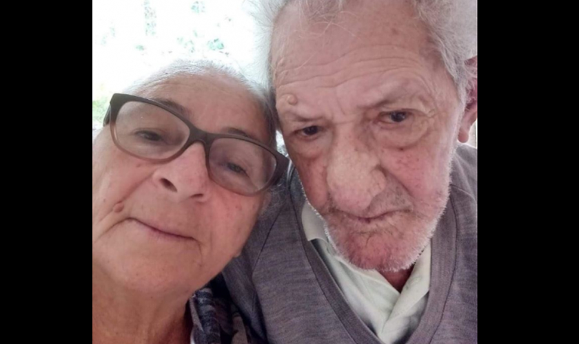 Casal de idosos curados da Covid-19, em São Sebastião (SP). (Foto: Reprodução/G1)